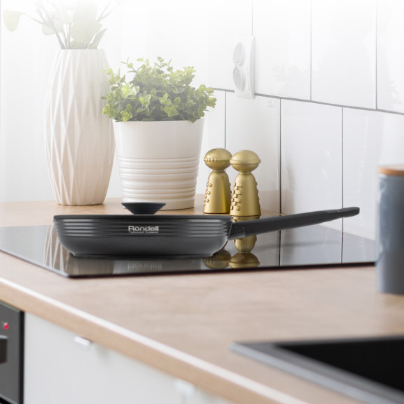 Сковорода Rondell Kontur RDA-1486 круглая 24см покрытие: Xylan Plus ручка несъемная (с крышкой) графитовый