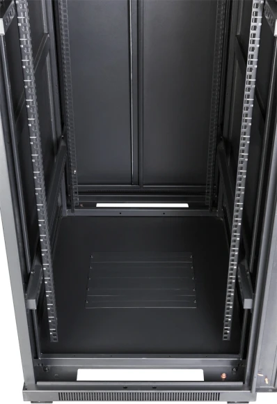 Шкаф серверный Lanmaster (TWT-CBB-32U-6X6-G1) напольный 32U 600x600мм пер.дв.стекл металл 2 бок.пан. 800кг черный 526мм 64.5кг 1610мм IP20 металл