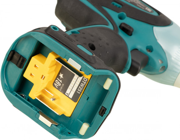 Гайковерт Makita DTW251Z аккум. патрон:квад.1/2" Гайковерт Makita DTW251Z аккум. патрон:квад.1/2"