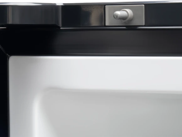 Холодильник Hyundai CM55043F 3-хкамерн. черный стекло инвертер