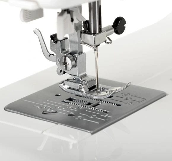 Швейная машина Janome Excellent Stitch 23 белый