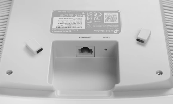 Точка доступа TP-Link EAP110 N300 10/100BASE-TX белый Точка доступа TP-Link EAP110 N300 10/100BASE-TX белый