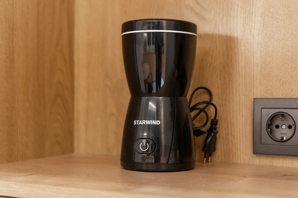 Кофемолка Starwind SGP8426 200Вт сист.помол.:ротац.нож вместим.:80гр черный Кофемолка Starwind SGP8426 200Вт сист.помол.:ротац.нож вместим.:80гр черный