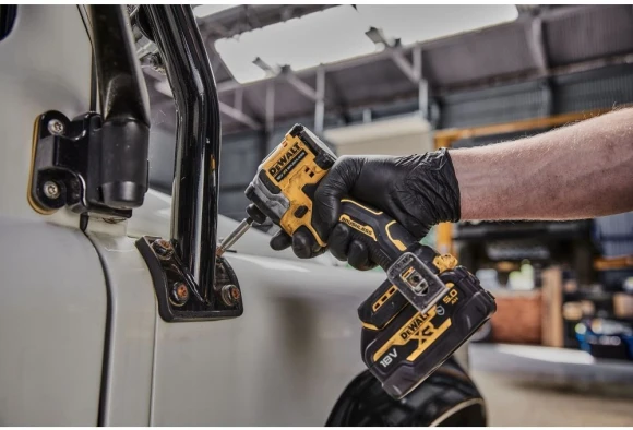 Шуруповерт DeWalt DCF850N-XJ аккум. патрон:шестигр.1/4" Шуруповерт DeWalt DCF850N-XJ аккум. патрон:шестигр.1/4"