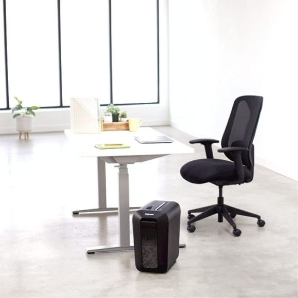 Шредер Fellowes PowerShred LX65 черный (секр.P-4) фрагменты 10лист. 22лтр. скрепки скобы пл.карты Шредер Fellowes PowerShred LX65 черный (секр.P-4) фрагменты 10лист. 22лтр. скрепки скобы пл.карты