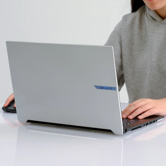 Ноутбук Gigabyte Aero X16 1WH Ryzen AI 7 350 32Gb SSD1Tb NVIDIA GeForce RTX 5070 8Gb 16" IPS QHD+ (2560x1600) Windows 11 Home silver WiFi BT Cam (1WH93KZC64DH)