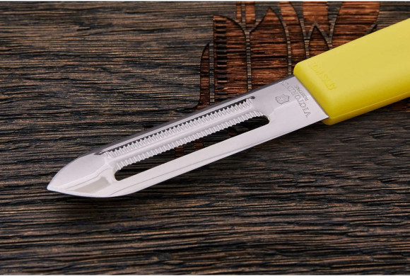 Овощечистка для овощей и фруктов Victorinox Swiss Classic желтый упак.:защита лезвия (7.6077.8) Овощечистка для овощей и фруктов Victorinox Swiss Classic желтый упак.:защита лезвия (7.6077.8)