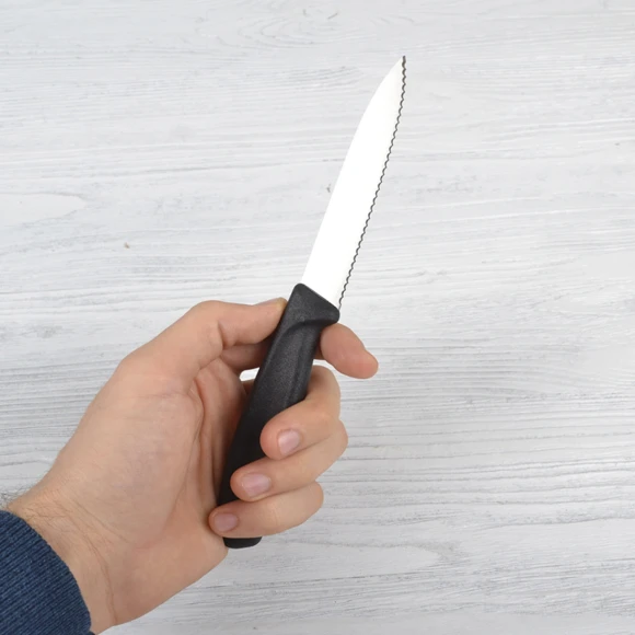 Нож кухонный Victorinox Swiss Classic (6.7733) стальной для чистки овощей и фруктов лезв.100мм серрейт. заточка черный