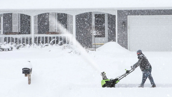 Снегоуборщик электр. Greenworks GD60PST 2кВт Снегоуборщик электр. Greenworks GD60PST 2кВт