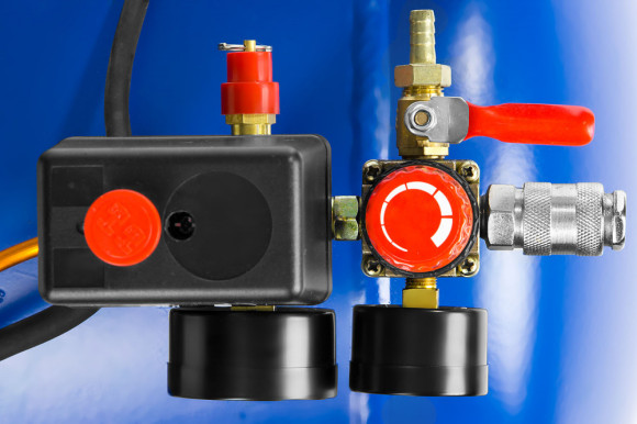 Компрессор поршневой Зубр Профессионал ЗКПМ-440-100-Р-2.2 масляный 440л/мин 100л 2200Вт