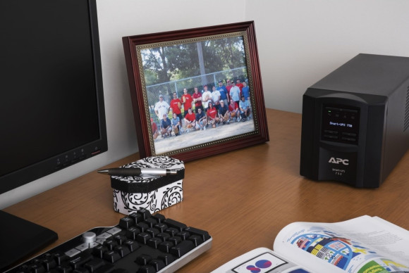 Источник бесперебойного питания APC Smart-UPS SMT750IC 500Вт 750ВА черный Источник бесперебойного питания APC Smart-UPS SMT750IC 500Вт 750ВА черный