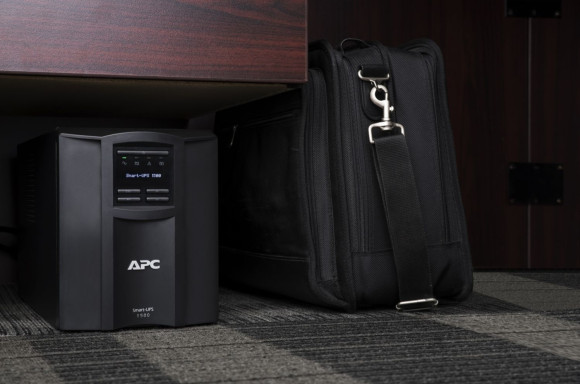 Источник бесперебойного питания APC Smart-UPS SMT1500IC 1000Вт 1500ВА черный Источник бесперебойного питания APC Smart-UPS SMT1500IC 1000Вт 1500ВА черный