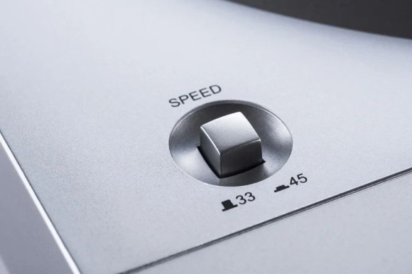 Проигрыватель винила Denon DP-29F полностью автоматический серебристый Проигрыватель винила Denon DP-29F полностью автоматический серебристый