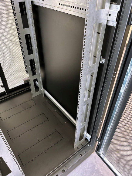 Шкаф серверный ЦМО (ШТК-М-42.6.10-44АА-9005) напольный 42U 600x1000мм пер.дв.перфор. задн.дв.перфор. 2 бок.пан. 550кг черный 855мм 121кг 180град. 2030мм сталь Шкаф серверный ЦМО (ШТК-М-42.6.10-44АА-9005) напольный 42U 600x1000мм пер.дв.перфор. задн.дв.перфор. 2 бок.пан. 550кг черный 855мм 121кг 180град. 2030мм сталь