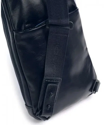 Рюкзак слинг Piquadro Blue Square Revamp CA5577B2V/BLU синий кожа Рюкзак слинг Piquadro Blue Square Revamp CA5577B2V/BLU синий кожа