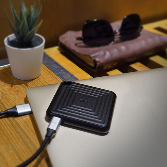 Накопитель SSD Silicon Power USB-C 1Tb SP010TBPSDPC60CK PC60 1.8" черный Накопитель SSD Silicon Power USB-C 1Tb SP010TBPSDPC60CK PC60 1.8" черный