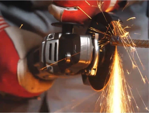 Углошлифовальная машина Интерскол УШМ-125/18В без АКБ и ЗУ 8500об/мин рез.шпин.:M14 d=125мм жестк.кейс (578.0.0.70)