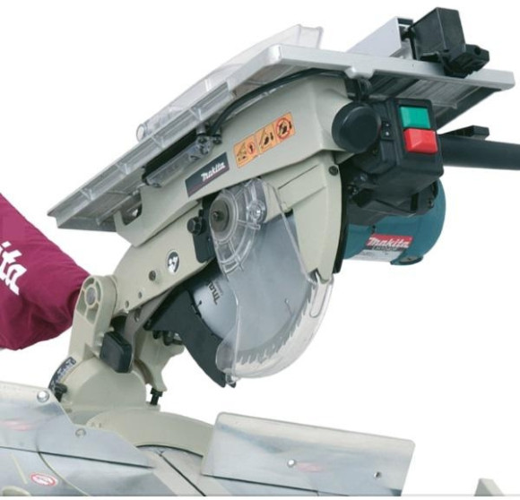 Торцовочная пила Makita LH1040F 1650Вт 4800об/мин d=260мм Торцовочная пила Makita LH1040F 1650Вт 4800об/мин d=260мм