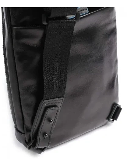 Рюкзак слинг Piquadro Blue Square Revamp CA5577B2V/N черный натур.кожа