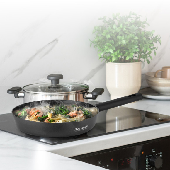 Сковорода Rondell Trumpf RDA-1341 круглая 20см покрытие: Xylan Plus ручка несъемная (без крышки) черный