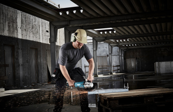 Углошлифовальная машина Makita GA9020SFK 2200Вт 6600об/мин рез.шпин.:M14 d=230мм жестк.кейс