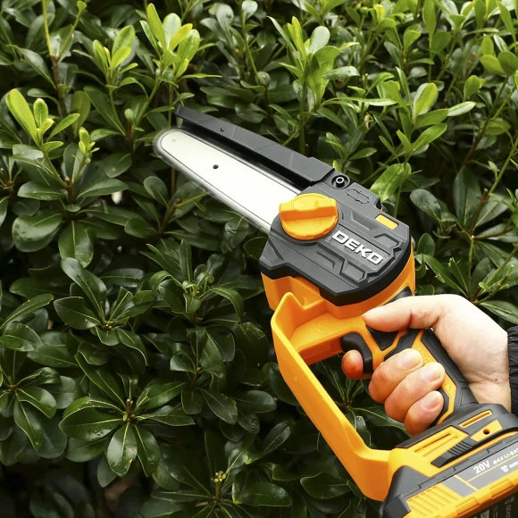 Цепная пила Deko DKCHS 20-6 аккум. дл.шины:6" (15.2cm) 1аккум. 3Ач ЗУ (063-4307-1)