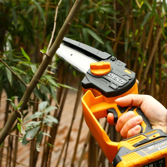 Цепная пила Deko DKCHS 20-6 аккум. дл.шины:6" (15.2cm) 1аккум. 3Ач ЗУ (063-4307-1)