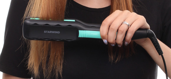 Выпрямитель Starwind SHE1101 65Вт черный макс.темп.:215С покрытие:керамическое Выпрямитель Starwind SHE1101 65Вт черный макс.темп.:215С покрытие:керамическое