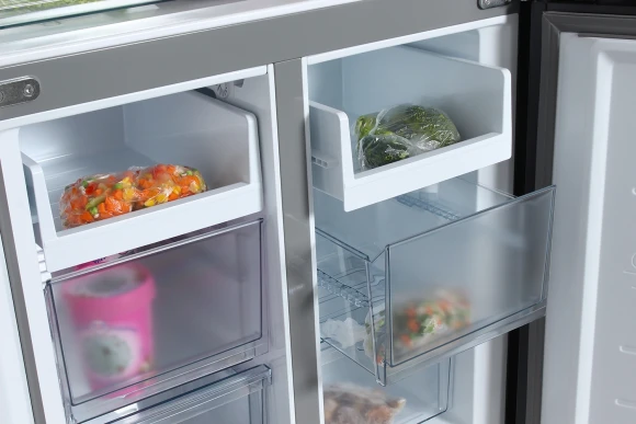 Холодильник Hyundai CM5005F 3-хкамерн. черное стекло инвертер Холодильник Hyundai CM5005F 3-хкамерн. черное стекло инвертер