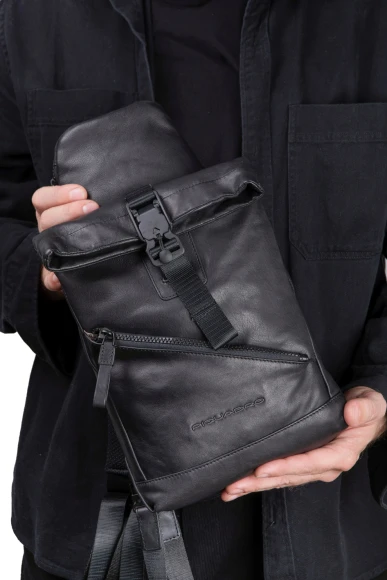 Рюкзак слинг Piquadro Harper CA6784AP/N черный кожа