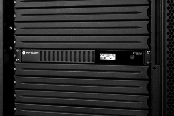 Источник бесперебойного питания Systeme Electriс SMT SMTSE750RMI1U 450Вт 750ВА черный