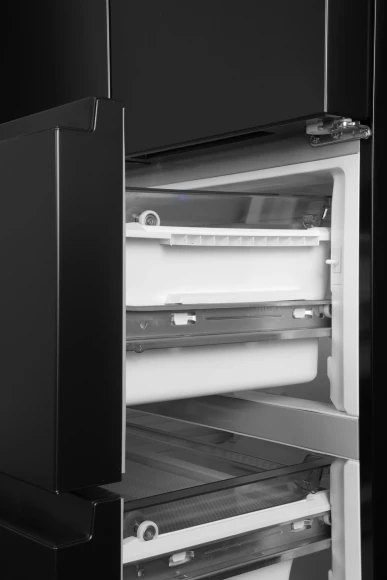 Холодильник Hyundai CM55043F 3-хкамерн. черная сталь инвертер Холодильник Hyundai CM55043F 3-хкамерн. черная сталь инвертер