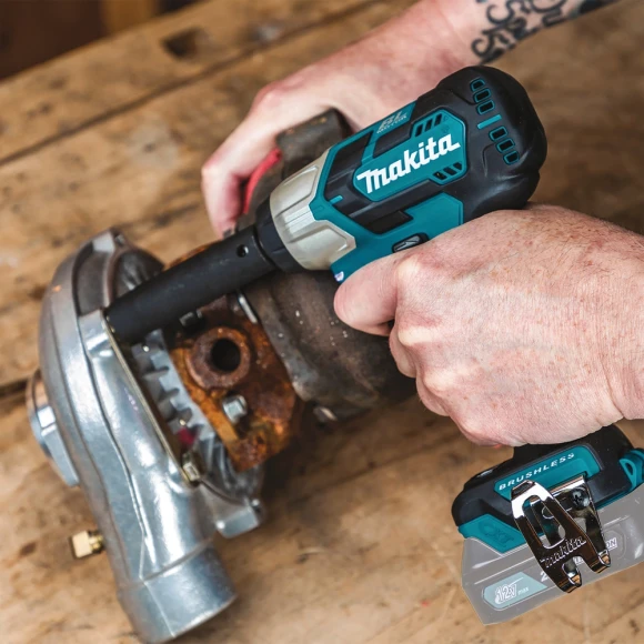 Гайковерт Makita TW161DZ аккум. патрон:квад.3/8" (кейс в комплекте) Гайковерт Makita TW161DZ аккум. патрон:квад.3/8" (кейс в комплекте)