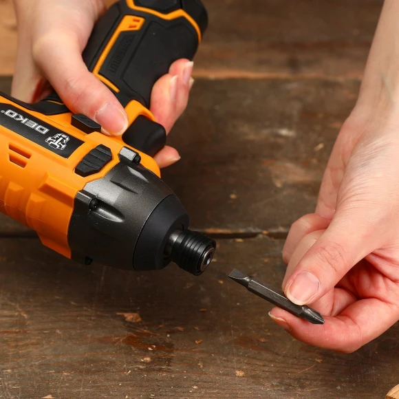 Винтоверт Deko DKIS12-L аккум. патрон:шестигр.1/4" (063-4105)