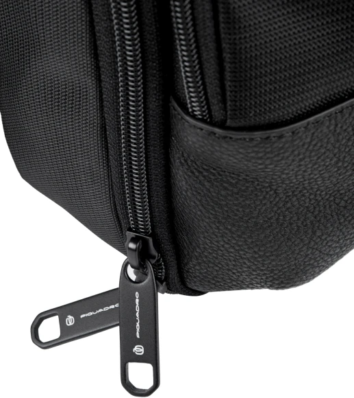Рюкзак слинг мужской Piquadro Marcel CA6448W138/N черный нейлон/натур.кожа