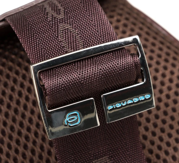 Рюкзак слинг мужской Piquadro Blue Square CA4827B2/MO коричневый кожа Рюкзак слинг мужской Piquadro Blue Square CA4827B2/MO коричневый кожа