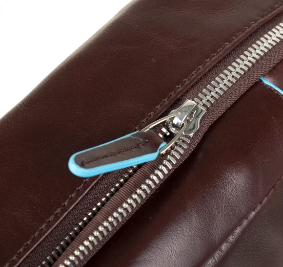 Рюкзак слинг мужской Piquadro Blue Square CA4827B2/MO коричневый кожа Рюкзак слинг мужской Piquadro Blue Square CA4827B2/MO коричневый кожа