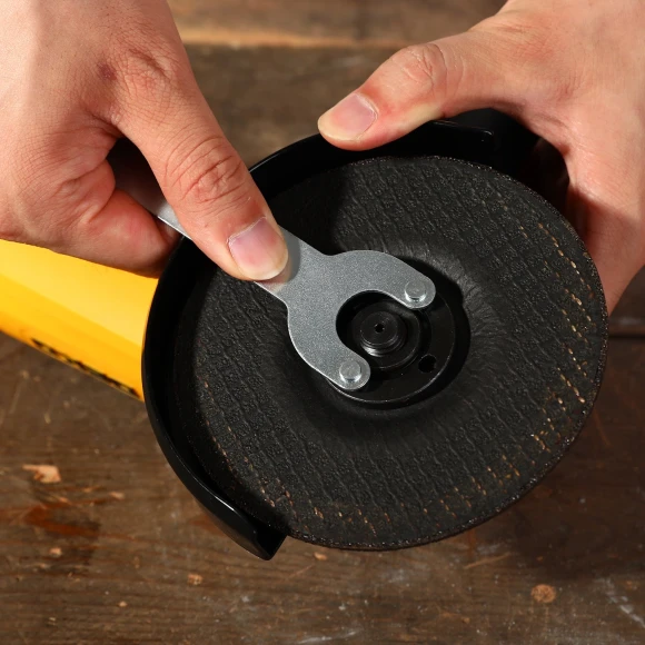 Углошлифовальная машина Deko DKAG1500 1500Вт 11500об/мин рез.шпин.:M14 d=125мм (063-4297) Углошлифовальная машина Deko DKAG1500 1500Вт 11500об/мин рез.шпин.:M14 d=125мм (063-4297)