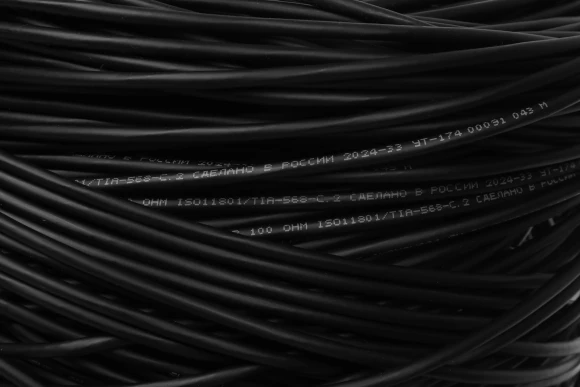 Кабель сетевой информационный Suprlan Median 01-0335-1 кат.5E UTP 4 пары 24AWG PE внешний 305м черный