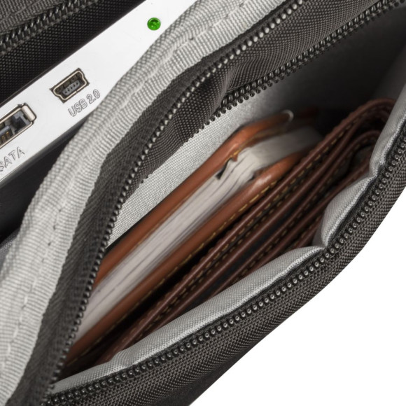 Сумка для ноутбука 16" Riva 8530 черный полиэстер (8530 BLACK) Сумка для ноутбука 16" Riva 8530 черный полиэстер (8530 BLACK)