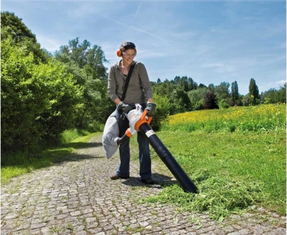 Воздуходувка-пылесос Stihl SHE 81 1400Вт пит.:от сети оранжевый/белый Воздуходувка-пылесос Stihl SHE 81 1400Вт пит.:от сети оранжевый/белый