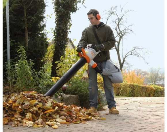 Воздуходувка-пылесос Stihl SHE 81 1400Вт пит.:от сети оранжевый/белый Воздуходувка-пылесос Stihl SHE 81 1400Вт пит.:от сети оранжевый/белый