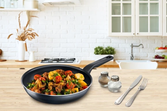 Сковорода Tefal Force 4218922 круглая 22см покрытие: Titanium ручка несъемная (с крышкой) черный (9100048320)