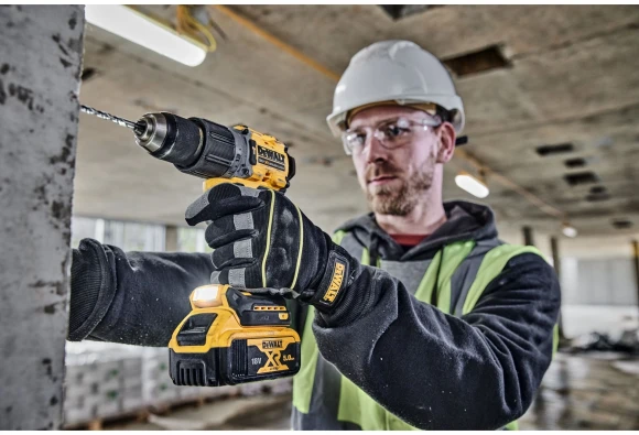 Шуруповерт DeWalt DCD805P2T-QW аккум. патрон:быстрозажимной (кейс в комплекте)