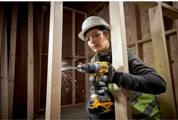 Шуруповерт DeWalt DCD805P2T-QW аккум. патрон:быстрозажимной (кейс в комплекте)