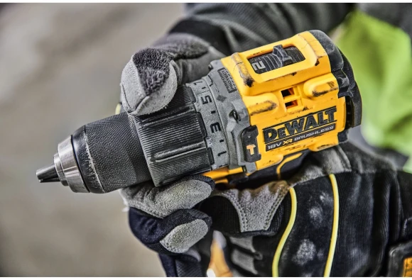 Шуруповерт DeWalt DCD805P2T-QW аккум. патрон:быстрозажимной (кейс в комплекте)