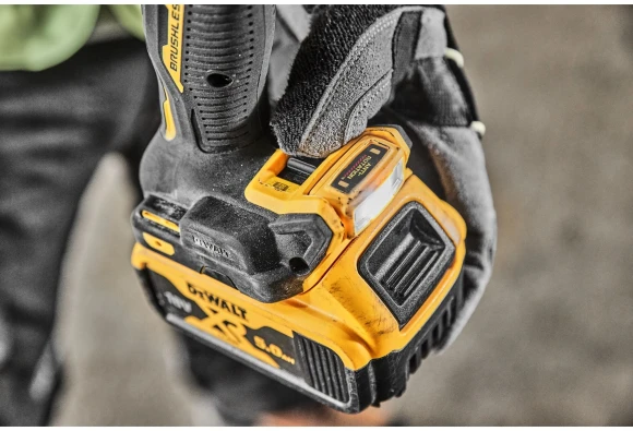 Шуруповерт DeWalt DCD805P2T-QW аккум. патрон:быстрозажимной (кейс в комплекте)