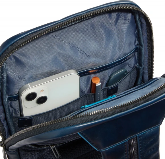 Рюкзак слинг мужской Piquadro Blue Square CA6589B2/BLU2 темно-синий кожа Рюкзак слинг мужской Piquadro Blue Square CA6589B2/BLU2 темно-синий кожа