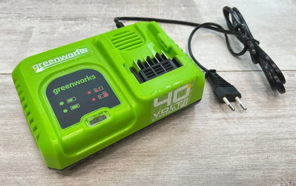Зарядное устройство Greenworks G40UC5 (2945107) Зарядное устройство Greenworks G40UC5 (2945107)