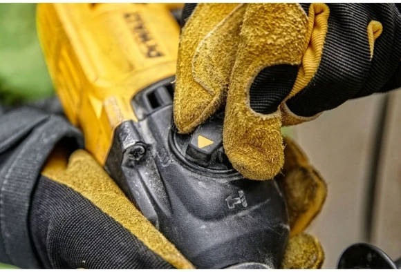 Перфоратор DeWalt D25033K-QS патрон:SDS-plus уд.:2.1Дж (кейс в комплекте) Перфоратор DeWalt D25033K-QS патрон:SDS-plus уд.:2.1Дж (кейс в комплекте)